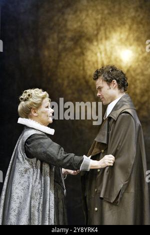 Judi Dench (die Gräfin von Rossillion), Jamie Glover (Bertram) in ALL's WELL THAT ENDS WELL by Shakespeare bei der Royal Shakespeare Company (RSC), Swan Theatre, Stratford-upon-Avon, England 11/12/2003 Bühnenbild: Stephen Brimson Lewis Kostüme: Deirdre Clancy Beleuchtung: Paul Pyant Regisseur: Gregory Doran Stockfoto