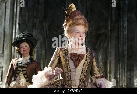 l-r: Frances Barber (Comtesse de Saint-Fond), Judi Dench (Madame de Montreuil) in MADAME DE SADE von Yukio Mishima im Donmar West End, Wyndham's Theatre, London WC2 18/03/2009 übersetzt von Donald Keene Design: Christopher Oram Beleuchtung: Neil Austin Regie: Michael Grandage Stockfoto