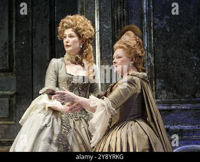 l-r: Rosamund Pike (Renee, Madame de Sade), Judi Dench (Madame de Montreuil) in MADAME DE SADE von Yukio Mishima im Donmar West End, Wyndham's Theatre, London WC2 18/03/2009 Design: Christopher Oram Beleuchtung: Neil Austin Regie: Michael Grandage Stockfoto