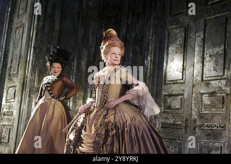 l-r: Frances Barber (Comtesse de Saint-Fond), Judi Dench (Madame de Montreuil) in MADAME DE SADE von Yukio Mishima im Donmar West End, Wyndham's Theatre, London WC2 18/03/2009 übersetzt von Donald Keene Design: Christopher Oram Beleuchtung: Neil Austin Regie: Michael Grandage Stockfoto