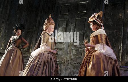 l-r: Frances Barber (Comtesse de Saint-Fond), Judi Dench (Madame de Montreuil), Deborah Findlay (Baronesse de Simiane) in MADAME DE SADE von Yukio Mishima im Donmar West End, Wyndham's Theatre, London WC2 18/03/2009 übersetzt von Donald Keene Design: Christopher Oram Beleuchtung: Neil Austin Regisseur: Michael Grandage Stockfoto