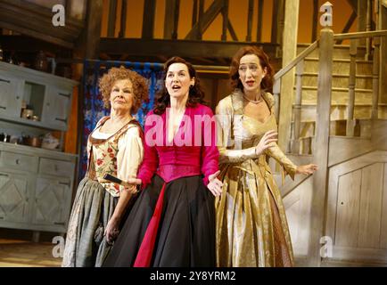 l-r: Judi Dench (Mistress schnell), Alexandra Gilbreath (Mistress Ford), Haydn Gwynne (Mistress Page) in MERRY WIVES - DAS MUSICAL bei der Royal Shakespeare Company (RSC), Royal Shakespeare Theatre, Stratford-upon-Avon, England 12/12/2006 basierend auf dem Stück von Shakespeare adaptiert und Regie von Gregory Doran Musik: Paul Englishby Text: Ranjit Lewis Stockfoto