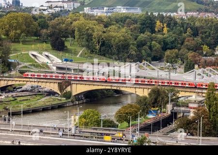 Neckarbrücken in Bad Cannstatt. Eine S-Bahn rollt über die alte Bahnbrücke, die neue dahinter ist Teil des Projekts Stuttgart 21. In dieser Woche sollen die Belastungstests und andere technische Prüfungen erfolgen. // 07.10.2024: Bad Cannstatt, Stuttgart, Baden-Württemberg, Deutschland *** Neckarbrücken in Bad Cannstatt fährt ein S-Bahn-Zug über die alte Eisenbahnbrücke, die neue dahinter ist Teil des Projekts Stuttgart 21 Lasttests und weitere technische Inspektionen sind in dieser Woche geplant 07 10 2024 Bad Cannstatt, Stuttgart, Baden Württemberg, Deutschland Stockfoto