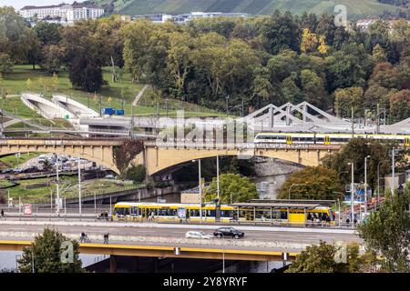 Neckarbrücken in Bad Cannstatt. Ein Regionalzug rollt über die alte Bahnbrücke, die neue dahinter ist Teil des Projekts Stuttgart 21. In dieser Woche sollen die Belastungstests und andere technische Prüfungen erfolgen. // 07.10.2024: Bad Cannstatt, Stuttgart, Baden-Württemberg, Deutschland *** Neckarbrücken in Bad Cannstatt rollt Ein Regionalzug über die alte Eisenbahnbrücke, der neue dahinter ist Teil des Projekts Stuttgart 21 Lasttests und weitere technische Inspektionen sollen in dieser Woche stattfinden 07 10 2024 Bad Cannstatt, Stuttgart, Baden Württemberg, Deutschland Stockfoto