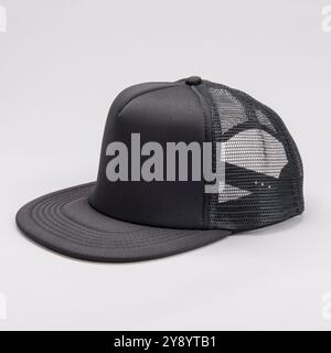Schwarze Mesh Baseballkappe, Seitenansicht auf grauem Hintergrund Stockfoto