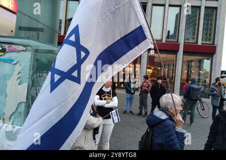 Berlin, Deutschland, 07.10.2024: Potsdamer Platz: Pro-Israel-Demo: Ein paar Demonstranten haben sich versammelt, um der am und seit dem 7. Oktober getöteten israelischen Soldaten und Polizisten zu gedenken *** Berlin, Deutschland, 07 10 2024 Potsdamer Platz Pro Israel Demo Ein paar Demonstranten haben sich versammelt, um der israelischen Soldaten und Polizisten zu gedenken, die am und seit dem 7. Oktober getötet wurden Copyright: XdtsxNachrichtenagenturx dts 48101 Stockfoto