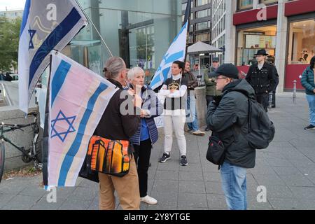 Berlin, Deutschland, 07.10.2024: Potsdamer Platz: Pro-Israel-Demo: Ein paar Demonstranten haben sich versammelt, um der am und seit dem 7. Oktober getöteten israelischen Soldaten und Polizisten zu gedenken *** Berlin, Deutschland, 07 10 2024 Potsdamer Platz Pro Israel Demo Ein paar Demonstranten haben sich versammelt, um der israelischen Soldaten und Polizisten zu gedenken, die am und seit dem 7. Oktober getötet wurden Copyright: XdtsxNachrichtenagenturx dts 48102 Stockfoto