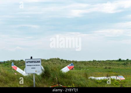 Kleiner Flughafen auf der Hochseeinsel Helgoland, an Bord steht kein Eintritt, Nordsee, Schleswig-Holstein, Bezirk Pinneberg, Norddeutschland Stockfoto