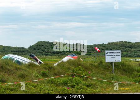 Kleiner Flughafen auf der Hochseeinsel Helgoland, an Bord steht kein Eintritt, Nordsee, Schleswig-Holstein, Bezirk Pinneberg, Norddeutschland Stockfoto