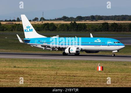 Wien, Österreich - 23. Juni 2024: KLM Royal Dutch Airlines Boeing 737-800 Passagierflugzeug am Flughafen. Luftfahrt und Luftfahrt. Luftverkehr und Reisen. Stockfoto