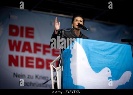 Sahra Wagenknecht, Friedensdemo DEU, Deutschland, Berlin, 03.10.2024 Rede von Sahra Wagenknecht , Partei Buendnis Bündnis BSW Sahra Wagenknecht , auf der bundesweiten Demonstration der deutschen Friedensbewegung unter dem Motto Nein zu Kriegen und Hochruestung die Waffen nider Ja zu Frieden und soziale Friedenspolitik vor der Siegessaeule in Berlin Deutschland . Der Protest verschiedene Initiativen und Parteien wie Buendnis Bündnis BSW Sahra Wagenknecht , SPD, die linke , Gewerkschaften etc. Fordert einen Waffenstillstand in Gaza und Nahost , Friedensverhandlungen und Ende der sank Stockfoto