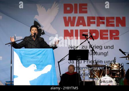 Sahra Wagenknecht, Friedensdemo DEU, Deutschland, Berlin, 03.10.2024 Rede von Sahra Wagenknecht , Partei Buendnis Bündnis BSW Sahra Wagenknecht , auf der bundesweiten Demonstration der deutschen Friedensbewegung unter dem Motto Nein zu Kriegen und Hochruestung die Waffen nider Ja zu Frieden und soziale Friedenspolitik vor der Siegessaeule in Berlin Deutschland . Der Protest verschiedene Initiativen und Parteien wie Buendnis Bündnis BSW Sahra Wagenknecht , SPD, die linke , Gewerkschaften etc. Fordert einen Waffenstillstand in Gaza und Nahost , Friedensverhandlungen und Ende der sank Stockfoto