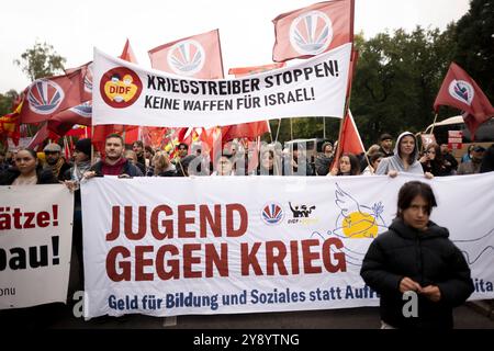 Friedensdemo Nein zu Kriegen DEU, Deutschland, Deutschland, Berlin, 03.10.2024 Demonstranten der DIDF mit transparenter Jugend Gegen Krieg Abruestung statt Sozialabbau auf der bundesweiten Demonstration der deutschen Friedensbewegung unter dem Motto Nein zu Kriegen und Hochruestung die Waffen nie Ja zu Frieden und soziale Friedenspolitik in Berlin Deutschland . Der Protest verschiedene Initiativen und Parteien wie Buendnis Bündnis BSW Sahra Wagenknecht , SPD, die linke , Gewerkschaften etc fordert einen Waffenstillstand in Gaza und Nahost , Friedensverhandlungen sowie Ende der Sanktionen und den Stockfoto