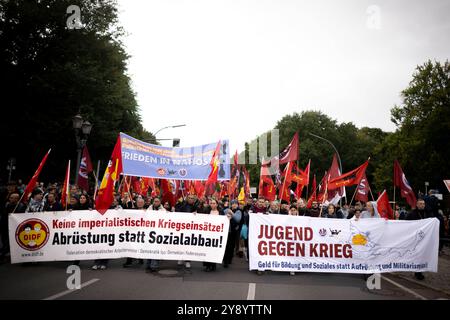 Friedensdemo Nein zu Kriegen DEU, Deutschland, Deutschland, Berlin, 03.10.2024 Demonstranten der DIDF mit transparenter Jugend Gegen Krieg Abruestung statt Sozialabbau auf der bundesweiten Demonstration der deutschen Friedensbewegung unter dem Motto Nein zu Kriegen und Hochruestung die Waffen nie Ja zu Frieden und soziale Friedenspolitik in Berlin Deutschland . Der Protest verschiedene Initiativen und Parteien wie Buendnis Bündnis BSW Sahra Wagenknecht , SPD, die linke , Gewerkschaften etc fordert einen Waffenstillstand in Gaza und Nahost , Friedensverhandlungen sowie Ende der Sanktionen und den Stockfoto