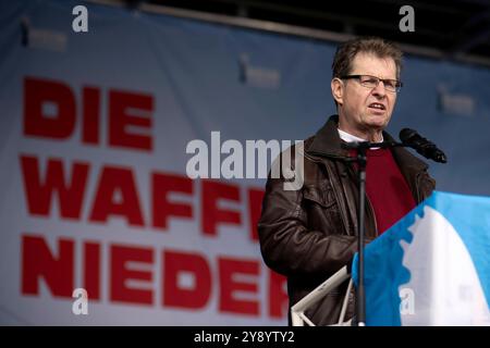 Ralf Stegner, Friedensdemo DEU, Deutschland, Berlin, 03.10.2024 Rede von Ralf Stegner , SPD MDB, auf der bundesweiten Demonstration der deutschen Friedensbewegung unter dem Motto Nein zu Kriegen und Hochruestung die Waffen nie Ja zu Frieden und soziale Friedenspolitik vor der Siegessaeule in Berlin Deutschland . Der Protest verschiedene Initiativen und Parteien wie Buendnis Bündnis BSW Sahra Wagenknecht , SPD, die linke , Gewerkschaften etc. Fordert einen Waffenstillstand in Gaza und Nahost , Friedensverhandlungen sowie Ende der Sanktionen und den Krieg Ukraine gegen Russland sowie Stockfoto