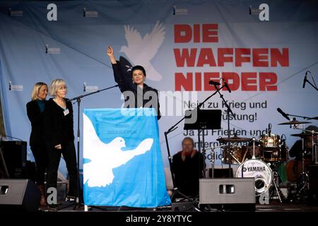 Sahra Wagenknecht, Friedensdemo DEU, Deutschland, Berlin, 03.10.2024 Rede von Sahra Wagenknecht , Partei Buendnis Bündnis BSW Sahra Wagenknecht , auf der bundesweiten Demonstration der deutschen Friedensbewegung unter dem Motto Nein zu Kriegen und Hochruestung die Waffen nider Ja zu Frieden und soziale Friedenspolitik vor der Siegessaeule in Berlin Deutschland . Der Protest verschiedene Initiativen und Parteien wie Buendnis Bündnis BSW Sahra Wagenknecht , SPD, die linke , Gewerkschaften etc. Fordert einen Waffenstillstand in Gaza und Nahost , Friedensverhandlungen und Ende der sank Stockfoto