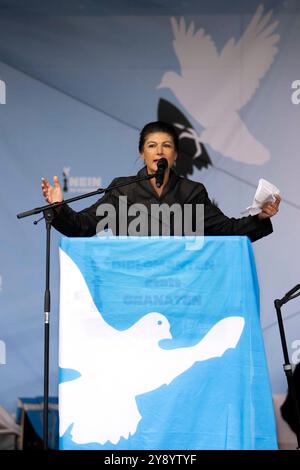 Sahra Wagenknecht, Friedensdemo DEU, Deutschland, Berlin, 03.10.2024 Rede von Sahra Wagenknecht , Partei Buendnis Bündnis BSW Sahra Wagenknecht , auf der bundesweiten Demonstration der deutschen Friedensbewegung unter dem Motto Nein zu Kriegen und Hochruestung die Waffen nider Ja zu Frieden und soziale Friedenspolitik vor der Siegessaeule in Berlin Deutschland . Der Protest verschiedene Initiativen und Parteien wie Buendnis Bündnis BSW Sahra Wagenknecht , SPD, die linke , Gewerkschaften etc. Fordert einen Waffenstillstand in Gaza und Nahost , Friedensverhandlungen und Ende der sank Stockfoto