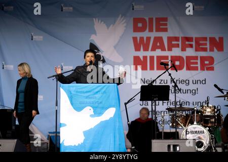 Sahra Wagenknecht, Friedensdemo DEU, Deutschland, Berlin, 03.10.2024 Rede von Sahra Wagenknecht , Partei Buendnis Bündnis BSW Sahra Wagenknecht , auf der bundesweiten Demonstration der deutschen Friedensbewegung unter dem Motto Nein zu Kriegen und Hochruestung die Waffen nider Ja zu Frieden und soziale Friedenspolitik vor der Siegessaeule in Berlin Deutschland . Der Protest verschiedene Initiativen und Parteien wie Buendnis Bündnis BSW Sahra Wagenknecht , SPD, die linke , Gewerkschaften etc. Fordert einen Waffenstillstand in Gaza und Nahost , Friedensverhandlungen und Ende der sank Stockfoto