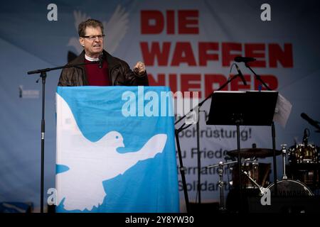 Ralf Stegner, Friedensdemo DEU, Deutschland, Berlin, 03.10.2024 Rede von Ralf Stegner , SPD MDB, auf der bundesweiten Demonstration der deutschen Friedensbewegung unter dem Motto Nein zu Kriegen und Hochruestung die Waffen nie Ja zu Frieden und soziale Friedenspolitik vor der Siegessaeule in Berlin Deutschland . Der Protest verschiedene Initiativen und Parteien wie Buendnis Bündnis BSW Sahra Wagenknecht , SPD, die linke , Gewerkschaften etc. Fordert einen Waffenstillstand in Gaza und Nahost , Friedensverhandlungen sowie Ende der Sanktionen und den Krieg Ukraine gegen Russland sowie Stockfoto