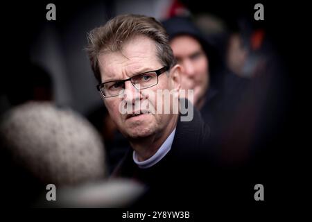 Ralf Stegner, Friedensdemo DEU, Deutschland, Berlin, 03.10.2024 Ralf Stegner , SPD MDB, auf der bundesweiten Demonstration der deutschen Friedensbewegung unter dem Motto Nein zu Kriegen und Hochruestung die Waffen nie Ja zu Frieden und soziale Friedenspolitik vor der Siegessaeule in Berlin Deutschland . Der Protest verschiedene Initiativen und Parteien wie Buendnis Bündnis BSW Sahra Wagenknecht , SPD, die linke , Gewerkschaften etc. Fordert einen Waffenstillstand in Gaza und Nahost , Friedensverhandlungen sowie Ende der Sanktionen und den Krieg Ukraine gegen Russland sowie Israel u Stockfoto