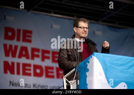 Ralf Stegner, Friedensdemo DEU, Deutschland, Berlin, 03.10.2024 Rede von Ralf Stegner , SPD MDB, auf der bundesweiten Demonstration der deutschen Friedensbewegung unter dem Motto Nein zu Kriegen und Hochruestung die Waffen nie Ja zu Frieden und soziale Friedenspolitik vor der Siegessaeule in Berlin Deutschland . Der Protest verschiedene Initiativen und Parteien wie Buendnis Bündnis BSW Sahra Wagenknecht , SPD, die linke , Gewerkschaften etc. Fordert einen Waffenstillstand in Gaza und Nahost , Friedensverhandlungen sowie Ende der Sanktionen und den Krieg Ukraine gegen Russland sowie Stockfoto