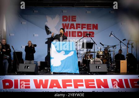 Sahra Wagenknecht, Friedensdemo DEU, Deutschland, Berlin, 03.10.2024 Rede von Sahra Wagenknecht , Partei Buendnis Bündnis BSW Sahra Wagenknecht , auf der bundesweiten Demonstration der deutschen Friedensbewegung unter dem Motto Nein zu Kriegen und Hochruestung die Waffen nider Ja zu Frieden und soziale Friedenspolitik vor der Siegessaeule in Berlin Deutschland . Der Protest verschiedene Initiativen und Parteien wie Buendnis Bündnis BSW Sahra Wagenknecht , SPD, die linke , Gewerkschaften etc. Fordert einen Waffenstillstand in Gaza und Nahost , Friedensverhandlungen und Ende der sank Stockfoto