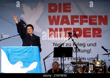 Sahra Wagenknecht, Friedensdemo DEU, Deutschland, Berlin, 03.10.2024 Rede von Sahra Wagenknecht , Partei Buendnis Bündnis BSW Sahra Wagenknecht , auf der bundesweiten Demonstration der deutschen Friedensbewegung unter dem Motto Nein zu Kriegen und Hochruestung die Waffen nider Ja zu Frieden und soziale Friedenspolitik vor der Siegessaeule in Berlin Deutschland . Der Protest verschiedene Initiativen und Parteien wie Buendnis Bündnis BSW Sahra Wagenknecht , SPD, die linke , Gewerkschaften etc. Fordert einen Waffenstillstand in Gaza und Nahost , Friedensverhandlungen und Ende der sank Stockfoto