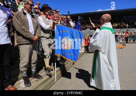 Bénédiction des cordes et piolets. Fête des Guides de la Compagnie des Guides de Saint-Gervais Mont-Blanc. Saint-Gervais-les-Bains. Haute-Savoie. Auve Stockfoto