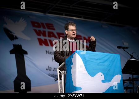 Ralf Stegner, Friedensdemo DEU, Deutschland, Berlin, 03.10.2024 Rede von Ralf Stegner , SPD MDB, auf der bundesweiten Demonstration der deutschen Friedensbewegung unter dem Motto Nein zu Kriegen und Hochruestung die Waffen nie Ja zu Frieden und soziale Friedenspolitik vor der Siegessaeule in Berlin Deutschland . Der Protest verschiedene Initiativen und Parteien wie Buendnis Bündnis BSW Sahra Wagenknecht , SPD, die linke , Gewerkschaften etc. Fordert einen Waffenstillstand in Gaza und Nahost , Friedensverhandlungen sowie Ende der Sanktionen und den Krieg Ukraine gegen Russland sowie Stockfoto