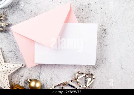 Weißer leerer Pappkarton im Umschlag mit Weihnachtsgeschenkkästen und -Kugeln. Weihnachtseinladung, Flyer oder Grußkarte Mock Up. Weihnachten bac Stockfoto
