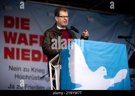 Ralf Stegner, Friedensdemo DEU, Deutschland, Berlin, 03.10.2024 Rede von Ralf Stegner , SPD MDB, auf der bundesweiten Demonstration der deutschen Friedensbewegung unter dem Motto Nein zu Kriegen und Hochruestung die Waffen nie Ja zu Frieden und soziale Friedenspolitik vor der Siegessaeule in Berlin Deutschland . Der Protest verschiedene Initiativen und Parteien wie Buendnis Bündnis BSW Sahra Wagenknecht , SPD, die linke , Gewerkschaften etc. Fordert einen Waffenstillstand in Gaza und Nahost , Friedensverhandlungen sowie Ende der Sanktionen und den Krieg Ukraine gegen Russland sowie Stockfoto