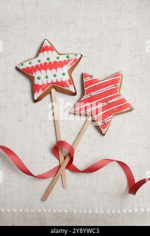 Weihnachtskekse mit königlicher Glasur dekoriert Stockfoto