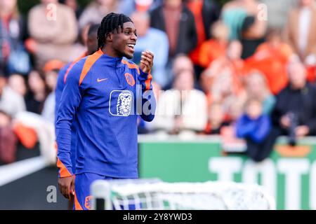 Zeist, Niederlande. Oktober 2024. ZEIST, NIEDERLANDE - 7. OKTOBER: JEREMIE Frimpong der Niederlande lächelt während der Trainingssitzung der niederländischen Fußballmannschaft vor dem Spiel der UEFA Nations League zwischen Ungarn und den Niederlanden; am 7. Oktober 2024 auf dem KNVB Campus in Zeist, Niederlande. (Foto von Peter Lous/Orange Pictures) Credit: Orange Pics BV/Alamy Live News Stockfoto