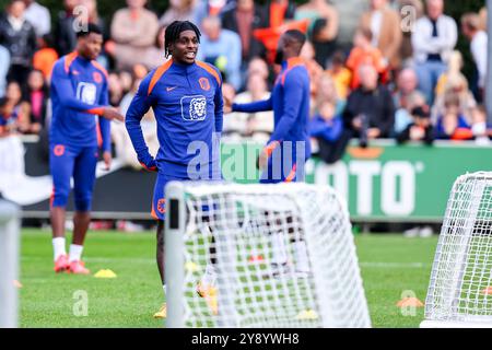 Zeist, Niederlande. Oktober 2024. ZEIST, NIEDERLANDE - 7. OKTOBER: JEREMIE Frimpong der Niederlande lächelt während der Trainingssitzung der niederländischen Fußballmannschaft vor dem Spiel der UEFA Nations League zwischen Ungarn und den Niederlanden; am 7. Oktober 2024 auf dem KNVB Campus in Zeist, Niederlande. (Foto von Peter Lous/Orange Pictures) Credit: Orange Pics BV/Alamy Live News Stockfoto