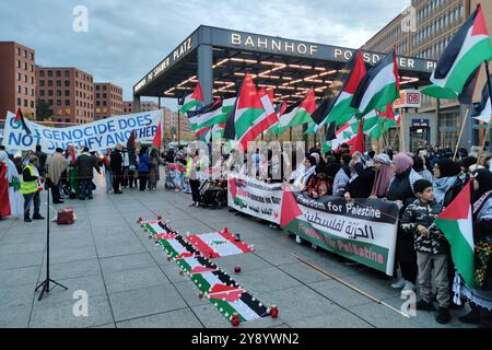 Berlin, Deutschland, 07.10.2024: Potsdamer Platz: Pro-Palästina-Demo: Demonstranten haben sich versammelt *** Berlin, Deutschland, 07 10 2024 Potsdamer Platz Pro Palestine Demonstranten haben sich versammelt Copyright: XdtsxNachrichtenagenturx dts 48103 Stockfoto