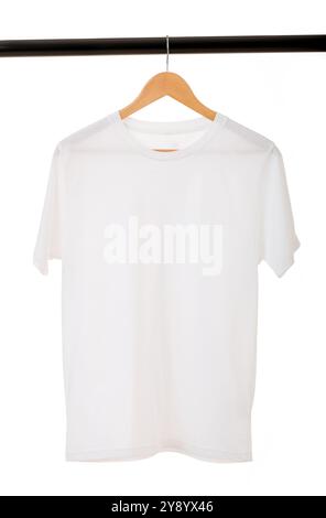 Weißes Teeshirt auf Kleiderbügel mit weißem Hintergrund Stockfoto