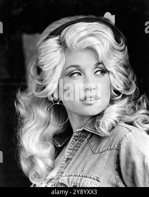 Dolly Parton. Porträt der amerikanischen Sängerin und Songwriterin Dolly Rebecca Parton (* 1946) als junge Frau, Publicity-Foto, 1977 Stockfoto