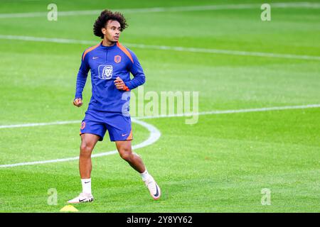 Zeist, Niederlande. Oktober 2024. ZEIST, NIEDERLANDE - 7. OKTOBER: Joshua Zirkzee aus den Niederlanden sieht beim Training der niederländischen Fußballmannschaft vor dem Spiel der UEFA Nations League zwischen Ungarn und den Niederlanden auf dem KNVB Campus am 7. Oktober 2024 in Zeist, Niederlande, zu. (Foto von Peter Lous/Orange Pictures) Credit: Orange Pics BV/Alamy Live News Stockfoto