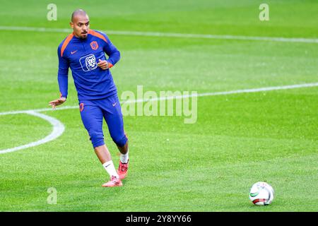 Zeist, Niederlande. Oktober 2024. ZEIST, NIEDERLANDE - 7. OKTOBER: Donyell Malen aus den Niederlanden sieht beim Training der niederländischen Fußballmannschaft vor dem Spiel der UEFA Nations League zwischen Ungarn und den Niederlanden auf dem KNVB-Campus am 7. Oktober 2024 in Zeist, Niederlande, zu. (Foto von Peter Lous/Orange Pictures) Credit: Orange Pics BV/Alamy Live News Stockfoto