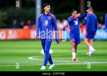 Zeist, Niederlande. Oktober 2024. ZEIST, NIEDERLANDE - 7. OKTOBER: Tijjani Reijnders aus den Niederlanden sieht beim Training der niederländischen Fußballmannschaft vor dem Spiel der UEFA Nations League zwischen Ungarn und den Niederlanden auf dem KNVB Campus am 7. Oktober 2024 in Zeist, Niederlande, zu. (Foto von Peter Lous/Orange Pictures) Credit: Orange Pics BV/Alamy Live News Stockfoto