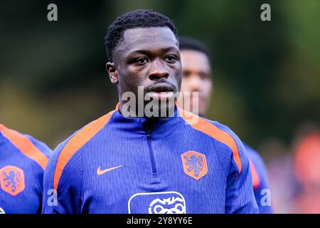 Zeist, Niederlande. Oktober 2024. ZEIST, NIEDERLANDE - 7. OKTOBER: Brian Brobbey aus den Niederlanden sieht beim Training der niederländischen Fußballmannschaft vor dem Spiel der UEFA Nations League zwischen Ungarn und den Niederlanden auf dem KNVB Campus am 7. Oktober 2024 in Zeist, Niederlande, zu. (Foto von Peter Lous/Orange Pictures) Credit: Orange Pics BV/Alamy Live News Stockfoto