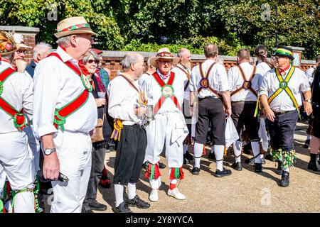 Verschiedene Morris Dancing Teams warten auf ihre Auftritte beim jährlichen „Dancing in the Old“ Event, Harvey's Brewery Yard, Lewes, East Sussex, Großbritannien Stockfoto