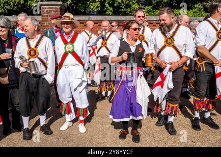 Verschiedene Morris Dancing Teams warten auf ihre Auftritte beim jährlichen „Dancing in the Old“ Event, Harvey's Brewery Yard, Lewes, East Sussex, Großbritannien Stockfoto