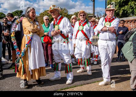 Verschiedene Morris Dancing Teams warten auf ihre Auftritte beim jährlichen „Dancing in the Old“ Event, Harvey's Brewery Yard, Lewes, East Sussex, Großbritannien Stockfoto