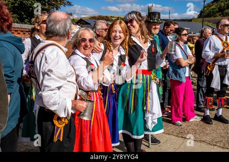 Eine Gruppe weiblicher Morris-Tänzerinnen wartet auf den Auftritt beim jährlichen „Dancing in the Old“ Event, Harvey's Brewery Yard, Lewes, East Sussex, Großbritannien. Stockfoto