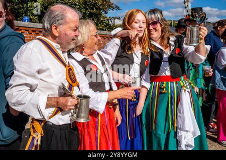 Eine Gruppe weiblicher Morris-Tänzerinnen wartet auf den Auftritt beim jährlichen „Dancing in the Old“ Event, Harvey's Brewery Yard, Lewes, East Sussex, Großbritannien. Stockfoto