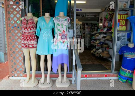 Hollywood Beach, FL, USA. 14-06-2017. Ein Strandbekleidung- und Souvenirladen sieht auf dem Boulevard Hollywood aus. Foto: Jose Bula Urrutia Stockfoto