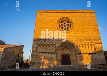 Kirche – Festung San Saturnino, 13. Jahrhundert, Artajona (Artaxoa) Merindad de Olite, Foral Community of Navarra, Spanien Stockfoto