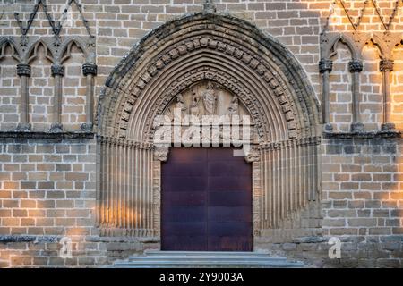 westliches Portal, Kirche – Festung San Saturnino, 13. Jahrhundert, Artajona (Artaxoa) Merindad de Olite, Foral Community of Navarra, Spanien Stockfoto