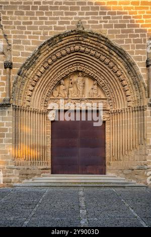 westliches Portal, Kirche – Festung San Saturnino, 13. Jahrhundert, Artajona (Artaxoa) Merindad de Olite, Foral Community of Navarra, Spanien Stockfoto